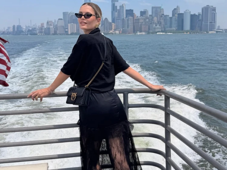 Eva Bargiela sorprendió con un look total black ideal para recorrer Nueva York con estilo