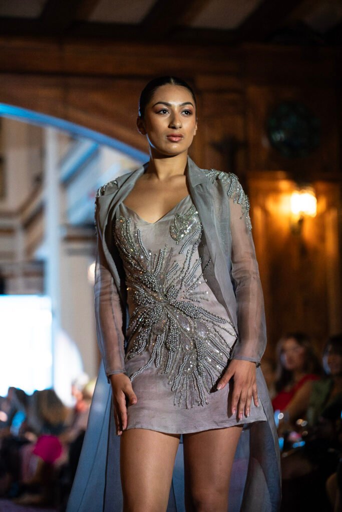 Claudia Arce presentó “Oceanic” en Chicago y brilló en el World Fashion Festival