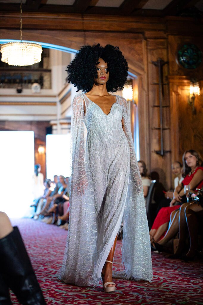 Claudia Arce presentó “Oceanic” en Chicago y brilló en el World Fashion Festival