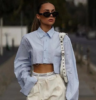 Ni oversize ni largas: la camisa cropped es la nueva tendencia 2026