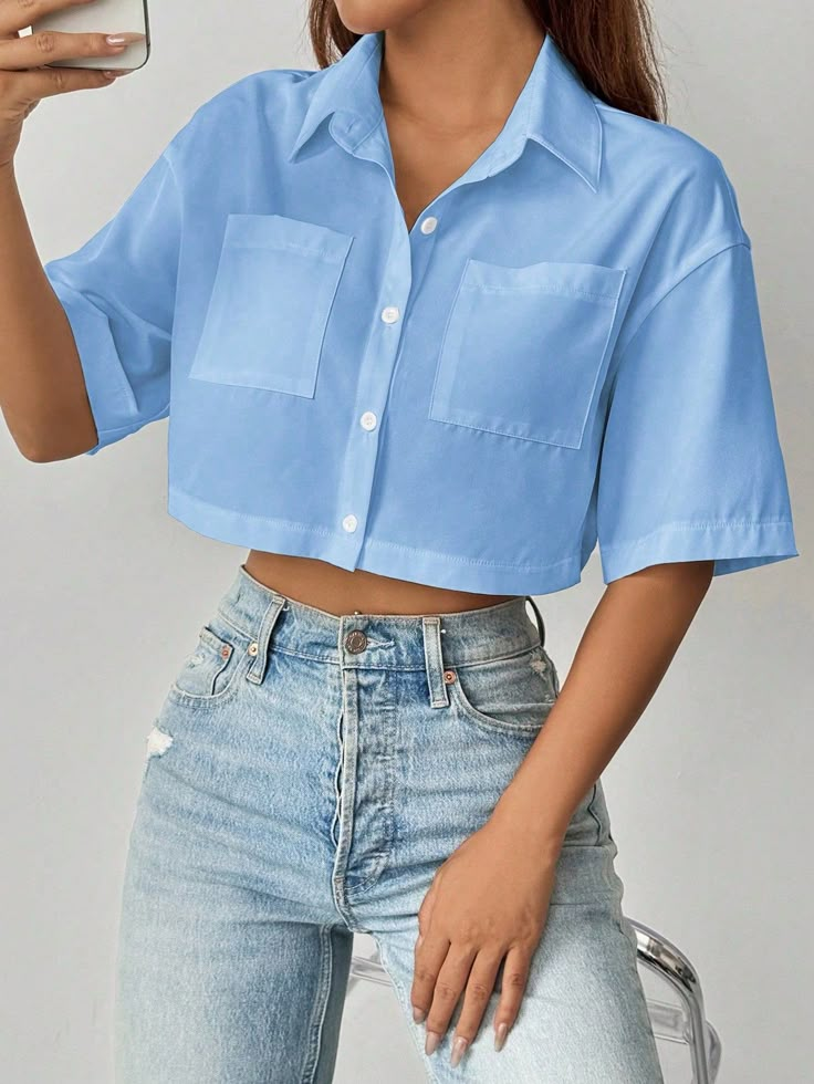 Ni oversize ni largas: la camisa cropped es la nueva tendencia 2026