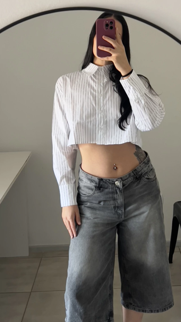 Ni oversize ni largas: la camisa cropped es la nueva tendencia 2026