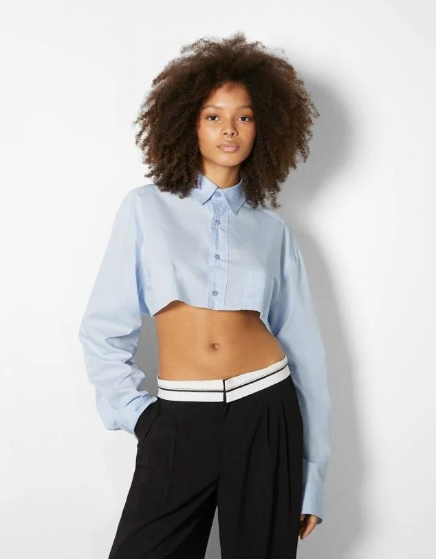Ni oversize ni largas: la camisa cropped es la nueva tendencia 2026
