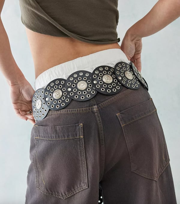 Vuelve el cinturón ancho: el accesorio que redefine los looks este año