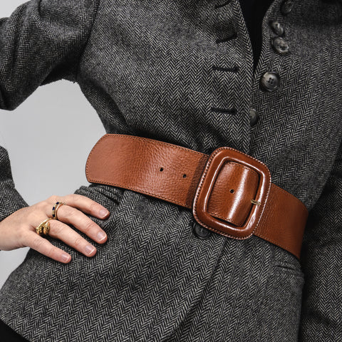 Vuelve el cinturón ancho: el accesorio que redefine los looks este año