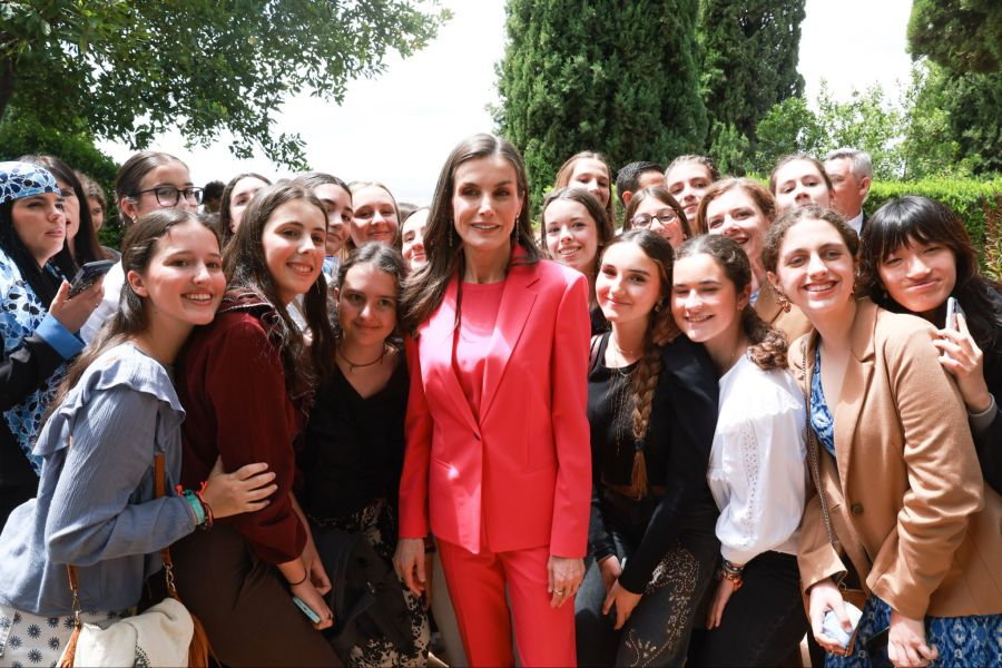 Reina Letizia y el look fucsia que impone tendencia en 2026