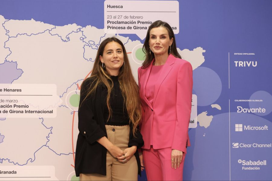Reina Letizia y el look fucsia que impone tendencia en 2026