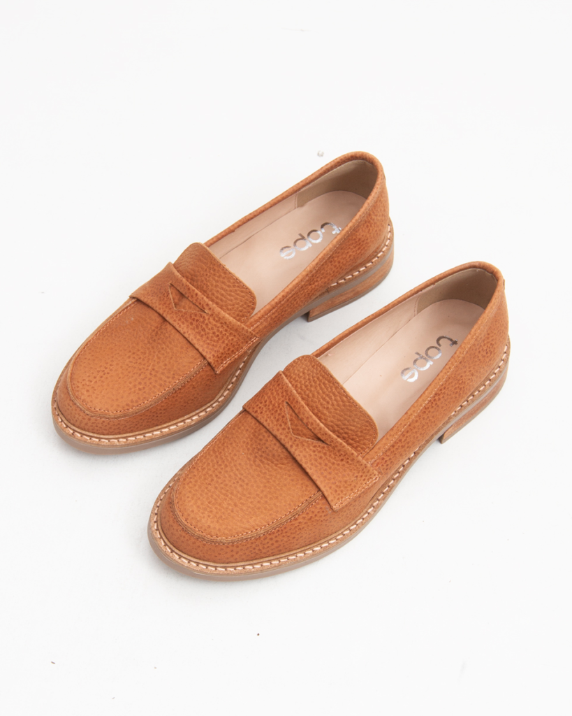 Ni zapatillas ni botas: el mocasín minimalista es el calzado que arrasa este invierno