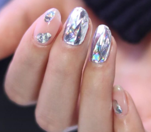 Uñas foil: el diseño que transforma cualquier manicura en tendencia