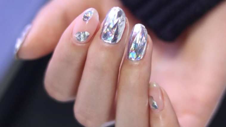 Uñas foil: el diseño que transforma cualquier manicura en tendencia