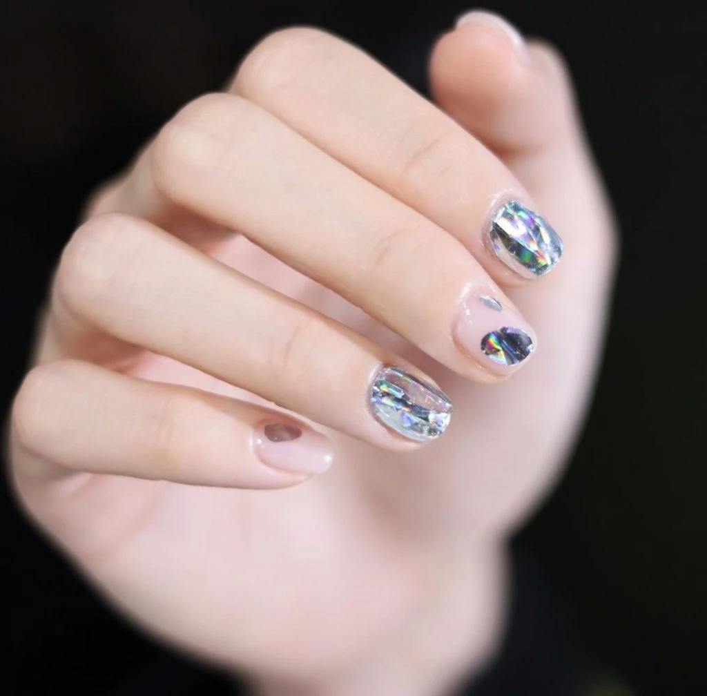 Uñas foil: el diseño que transforma cualquier manicura en tendencia