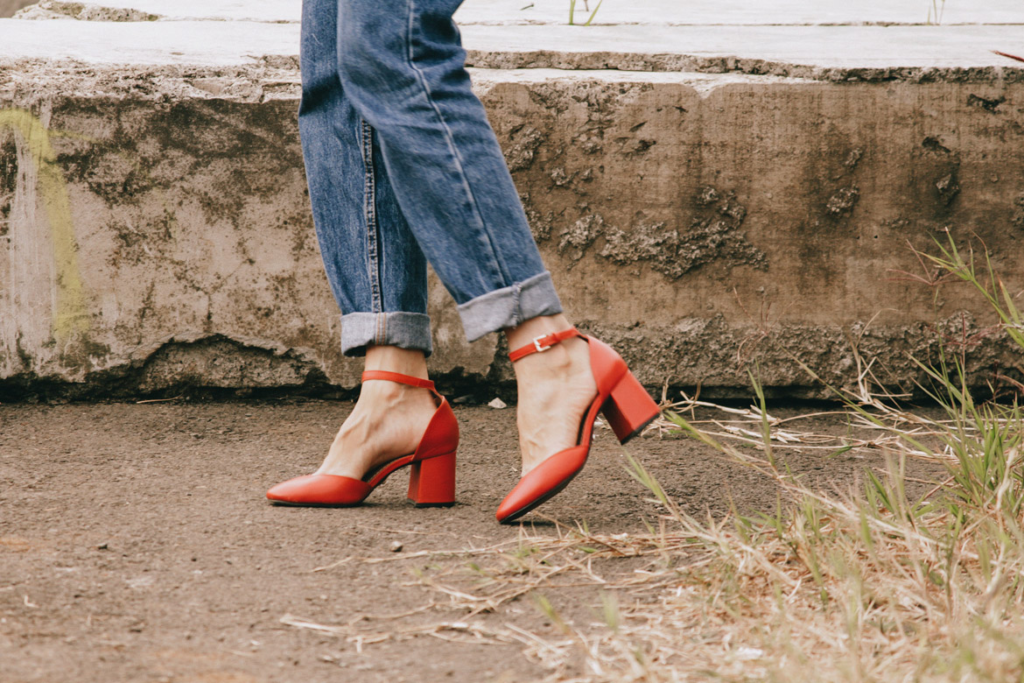 Jeans y zapatos rojos: la combinación tendencia de la primavera 2026