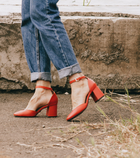 Jeans y zapatos rojos: la combinación tendencia de la primavera 2026