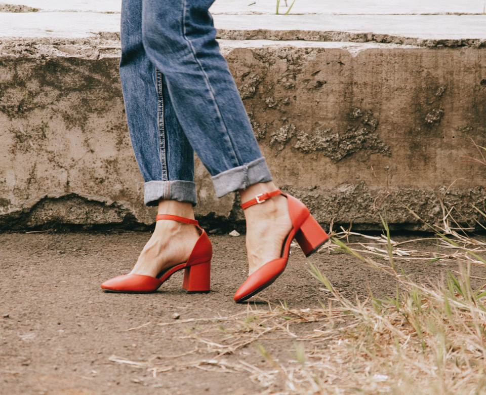 Jeans y zapatos rojos: la combinación tendencia de la primavera 2026