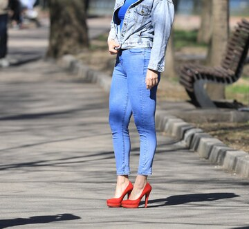 Jeans y zapatos rojos: la combinación tendencia de la primavera 2026