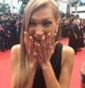 Bella Hadid llevó los brazaletes dorados que serán tendencia este 2026