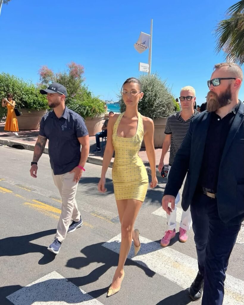Bella Hadid llevó los brazaletes dorados que serán tendencia este 2026