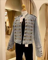 La chaqueta militar vintage vuelve a ser tendencia y dominará el invierno 2026