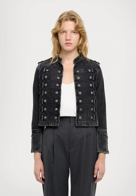 La chaqueta militar vintage vuelve a ser tendencia y dominará el invierno 2026