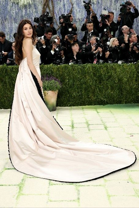 Camila Morrone conquistó la Met Gala 2026 con un estilo elegante y atemporal