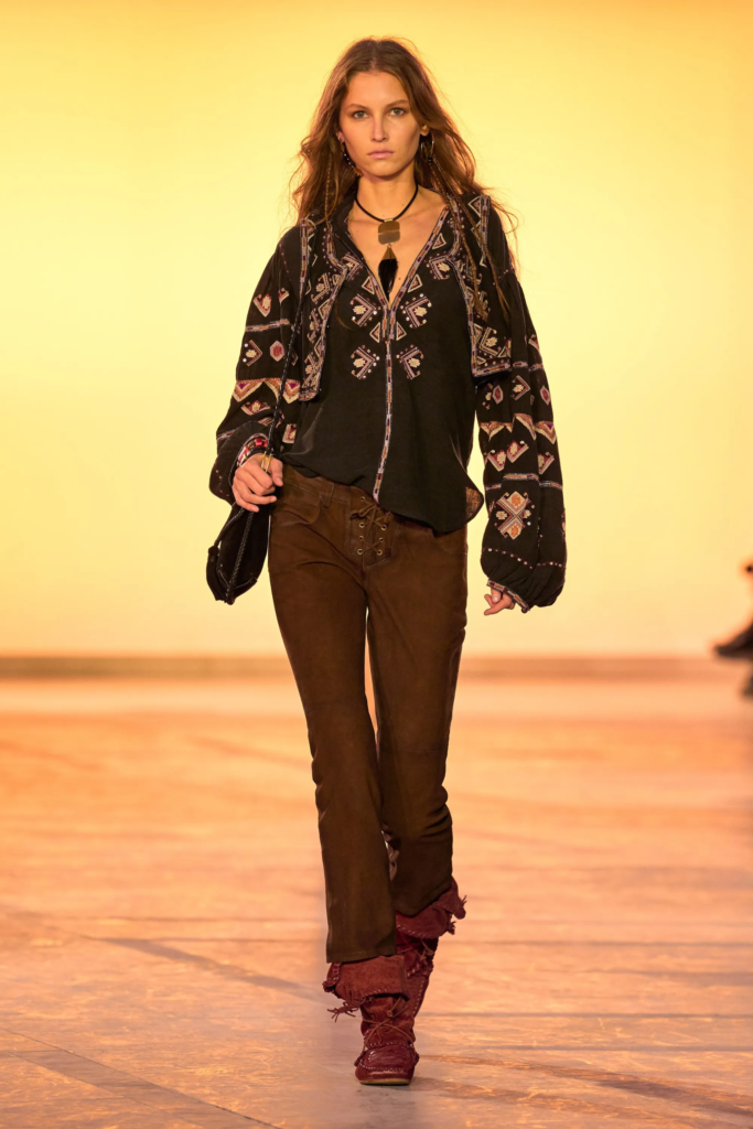 Vuelve la blusa boho de los años 70 y será tendencia este invierno 2026