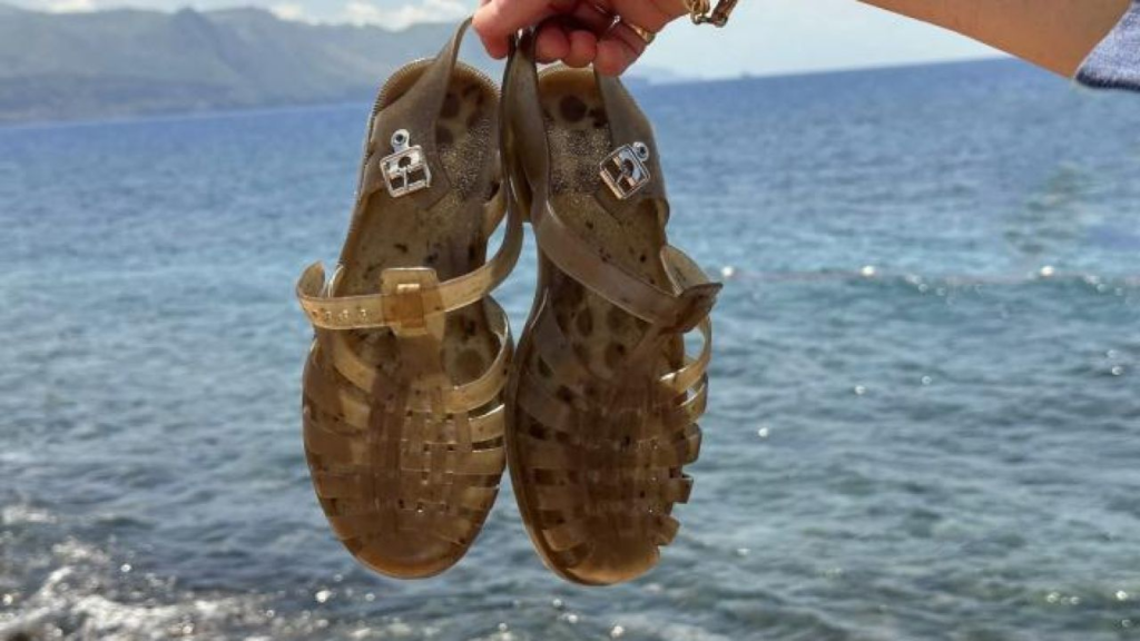 Las sandalias jelly vuelven en 2026 y prometen ser el calzado más viral del verano