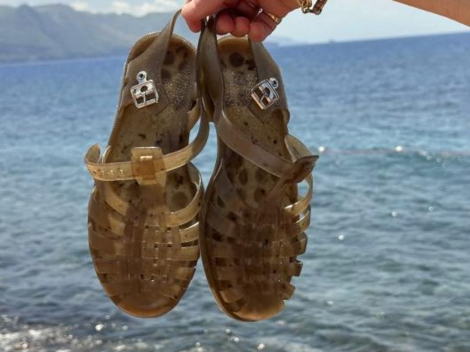Las sandalias jelly vuelven en 2026 y prometen ser el calzado más viral del verano