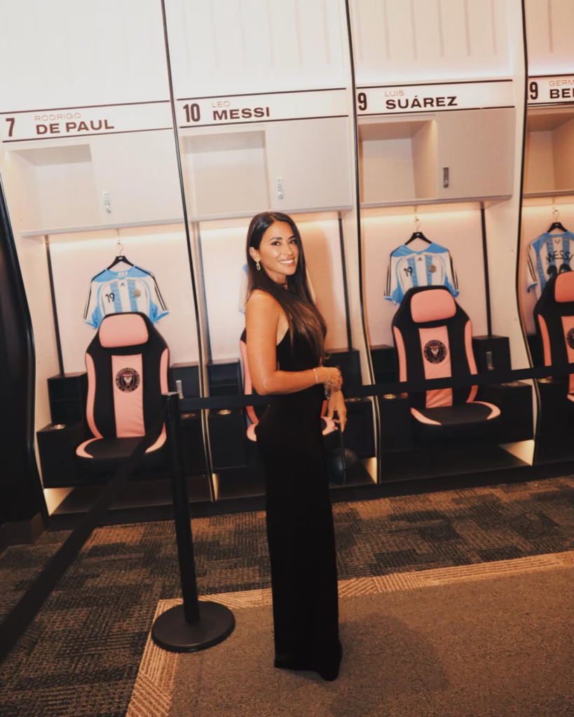 Antonela Roccuzzo apostó por un vestido negro escotadísimo y marcó tendencia