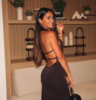 Antonela Roccuzzo apostó por un vestido negro escotadísimo y marcó tendencia