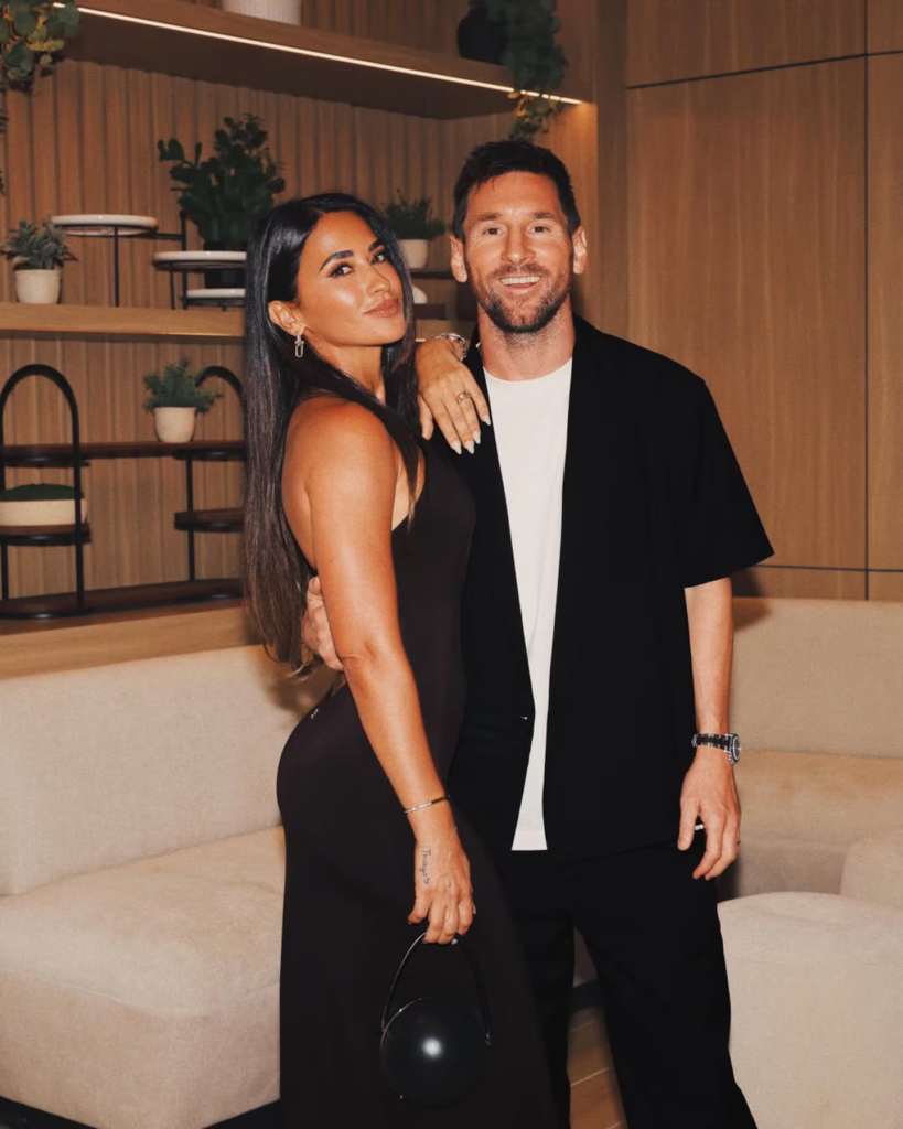 Antonela Roccuzzo apostó por un vestido negro escotadísimo y marcó tendencia
