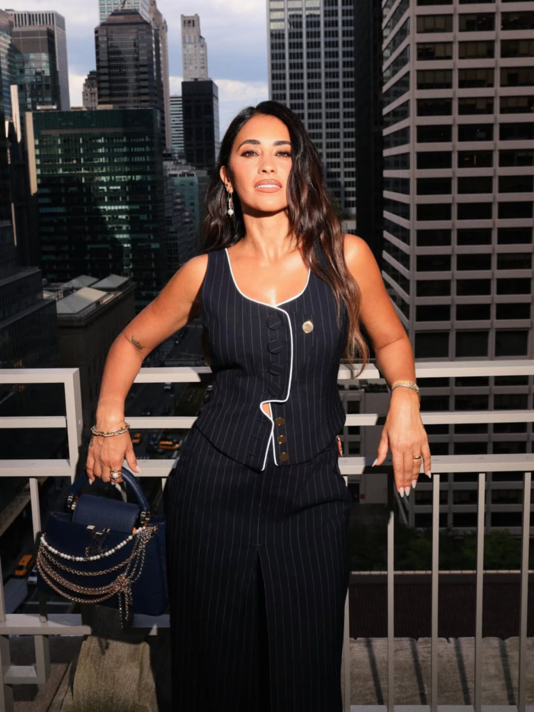Antonela Roccuzzo apostó por un vestido negro escotadísimo y marcó tendencia