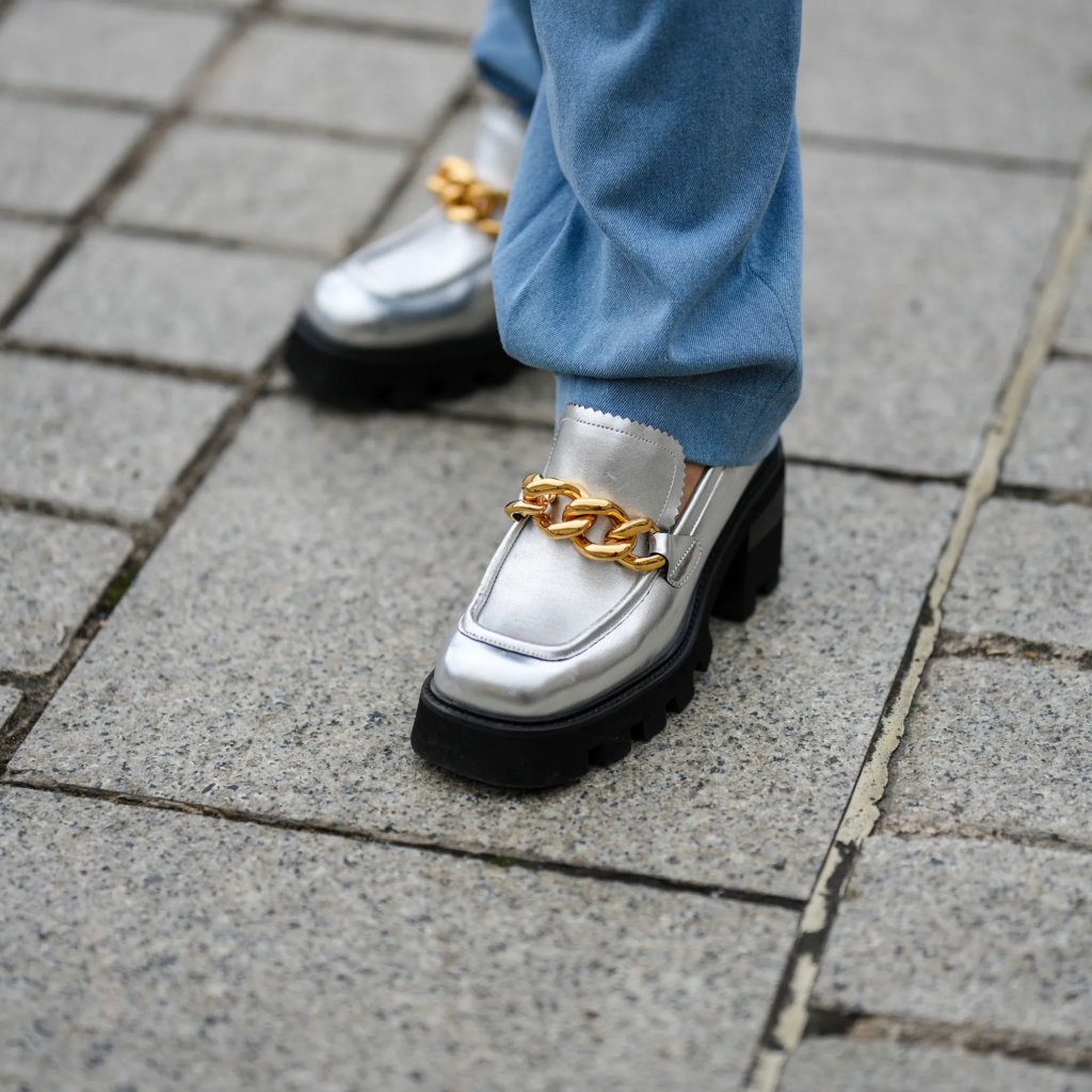 Qué zapatos se usan este invierno 2026: las tendencias que dominan el street style.