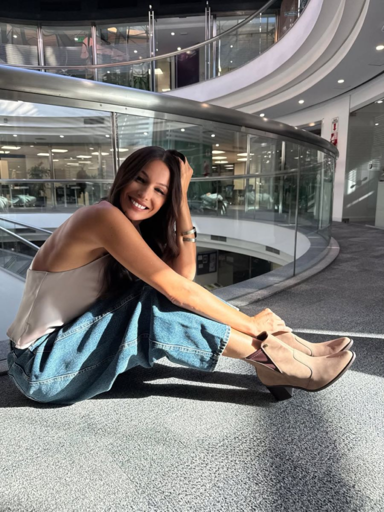 Pampita volvió a marcar tendencia con un look clásico y sofisticado