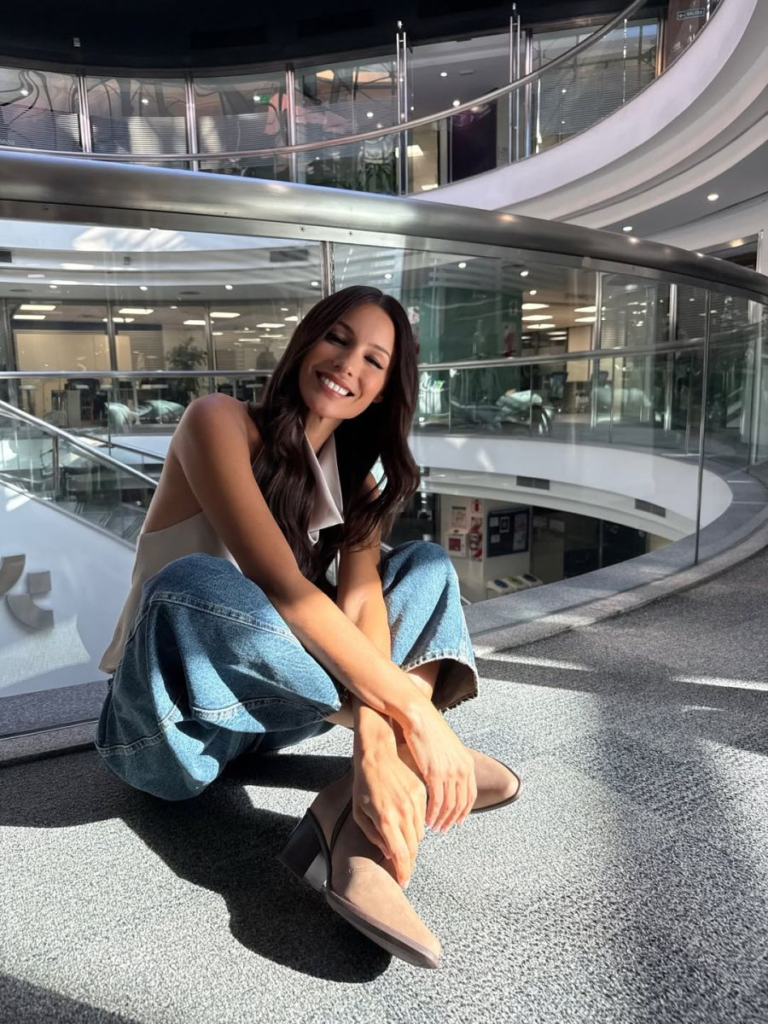 Pampita volvió a marcar tendencia con un look clásico y sofisticado
