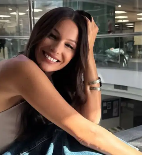 Pampita volvió a marcar tendencia con un look clásico y sofisticado