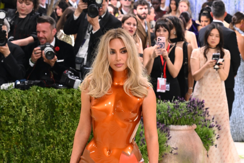 Kim Kardashian impactó en la Met Gala 2026: el significado de su vestido metálico