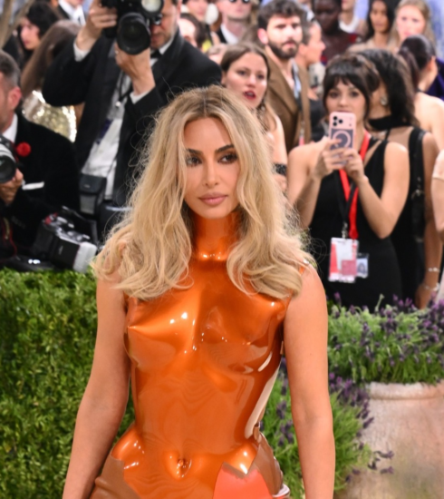 Kim Kardashian impactó en la Met Gala 2026: el significado de su vestido metálico