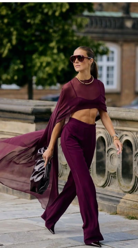 El tono berenjena llega a la moda y ya domina los looks de invierno 2026.
