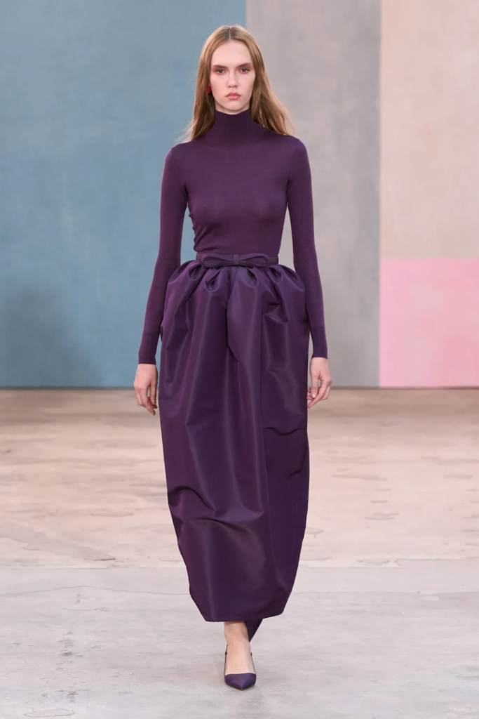 El tono berenjena llega a la moda y ya domina los looks de invierno 2026.