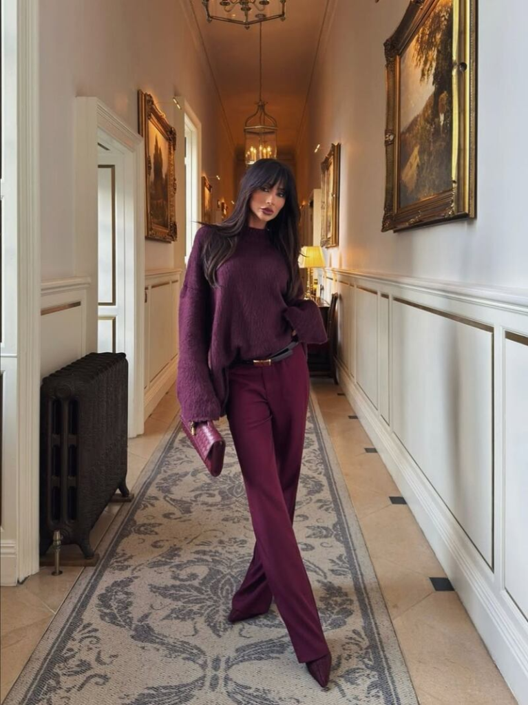 El tono berenjena llega a la moda y ya domina los looks de invierno 2026.