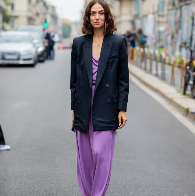El tono berenjena llega a la moda y ya domina los looks de invierno 2026.