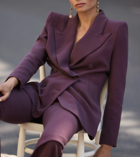 El tono berenjena llega a la moda y ya domina los looks de invierno 2026.