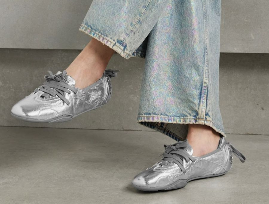 Sneakerinas: la tendencia en zapatillas femeninas que dominará el verano europeo