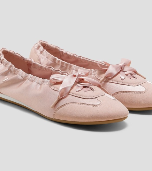 Sneakerinas: la tendencia en zapatillas femeninas que dominará el verano europeo
