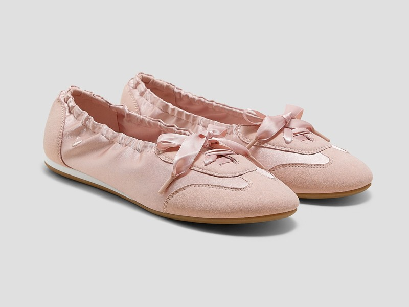 Sneakerinas: la tendencia en zapatillas femeninas que dominará el verano europeo