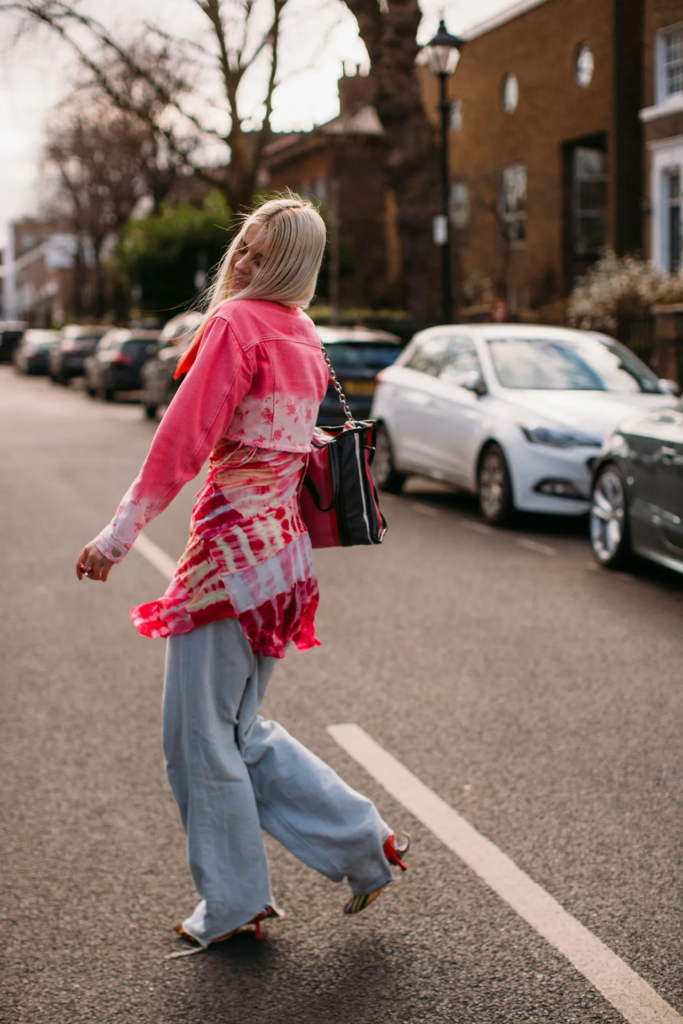 Qué son los Granny jeans, los vaqueros que dominarán la moda este 2026