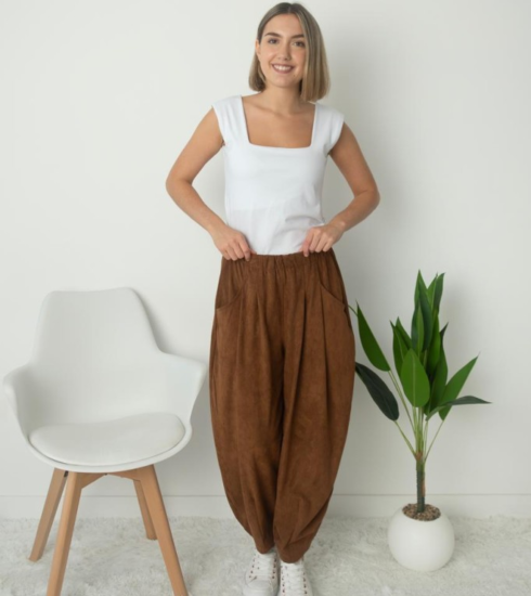 Cómo llevar babuchas en otoño 2026: los looks en tonos ámbar que son tendencia