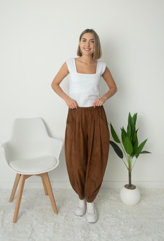 Cómo llevar babuchas en otoño 2026: los looks en tonos ámbar que son tendencia