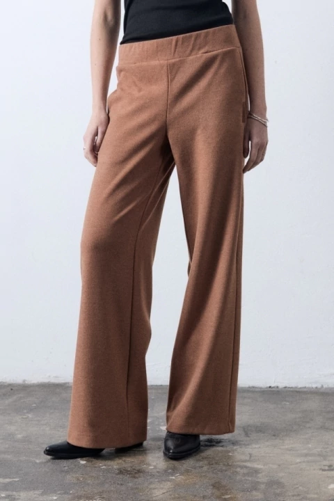 Cómo llevar babuchas en otoño 2026: los looks en tonos ámbar que son tendencia