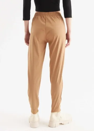 Cómo llevar babuchas en otoño 2026: los looks en tonos ámbar que son tendencia